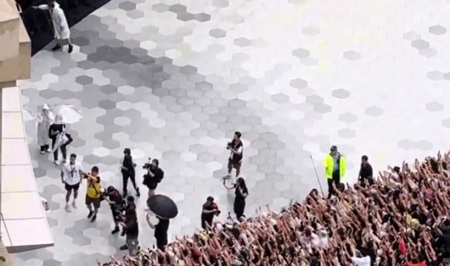 开云下载-詹姆斯中国行成都站完整原声录像：全场高呼LBJ 詹姆斯冒雨互动